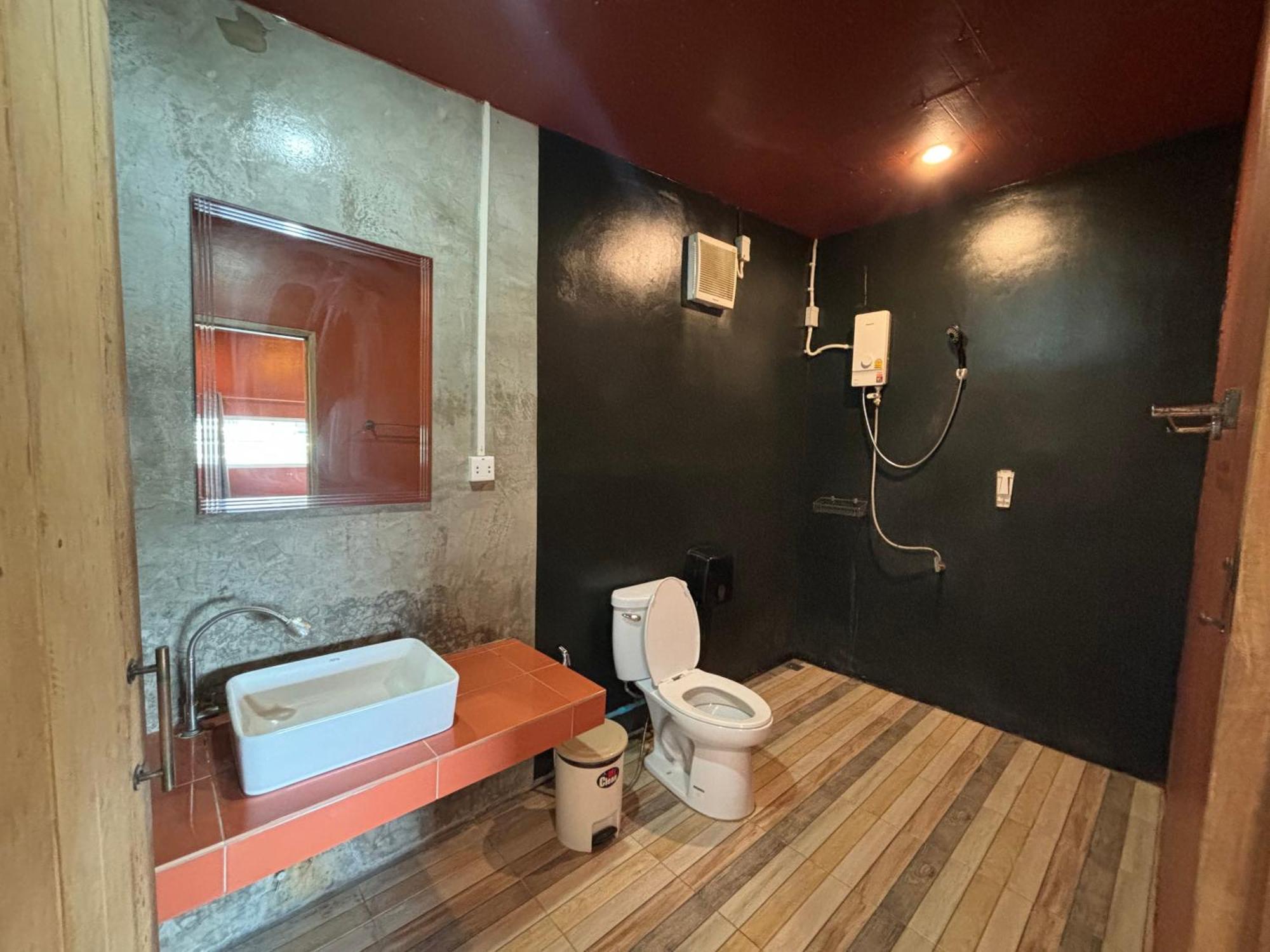 Revolution Kanchanaburi Adventure Hq Ban Chuk Kum Exterior photo